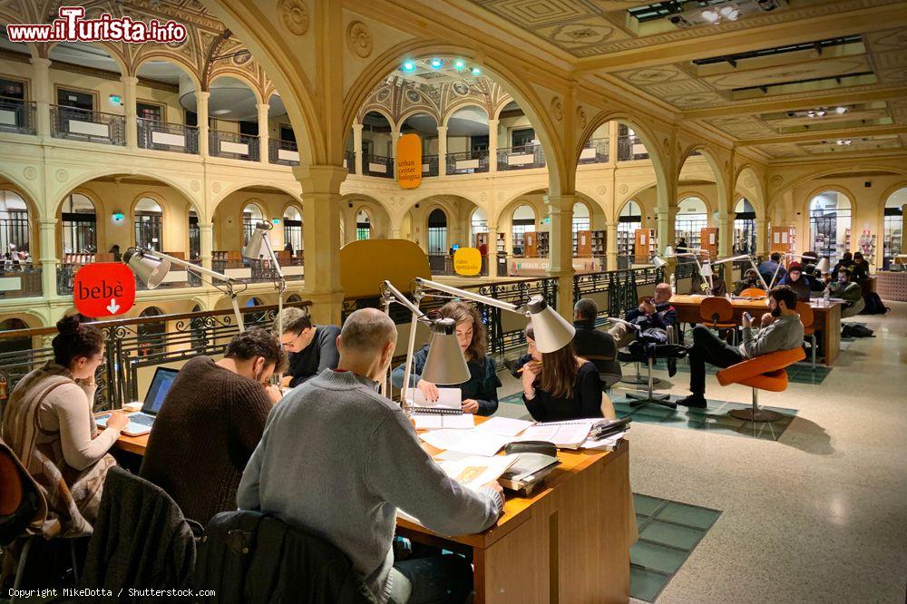 Immagine Tavoli di lettura che s'affacciano sulla piazza coperta di Salaborsa a Bologna - © MikeDotta / Shutterstock.com