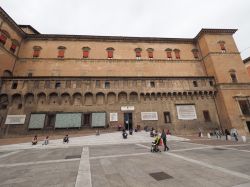 Ingresso della Salaborsa nel complesso di Palazzo d'Accursio in centro a Bologna - © Claudio Divizia / Shutterstock.com