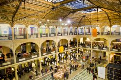 La grande sala di Salaborsa, la biblioteca pubblica di Bologna che si trova a Palazzo d'Accorsio, Piazza del Nettuno - © Kizel Cotiw-an / Shutterstock.com