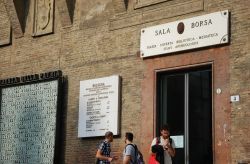 Studenti universitari entrano nella biblioteca di Salaborsa a Bologna - © Fabio Caironi / Shutterstock.com