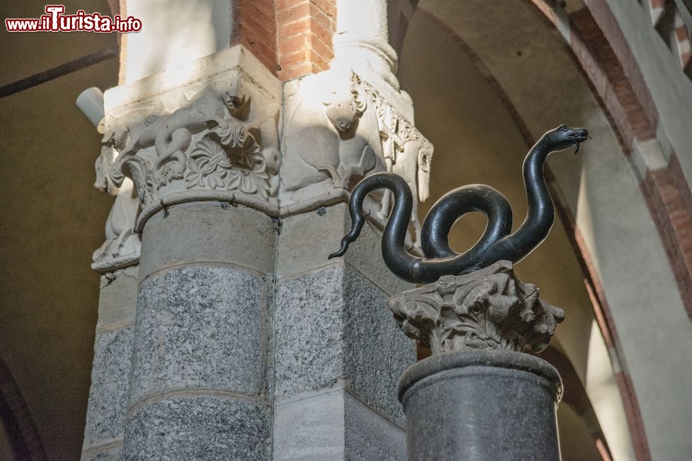 Immagine La Colonna del Serpente di Mosè nel complesso dela Basilica di Sant'Ambrogio a Milano