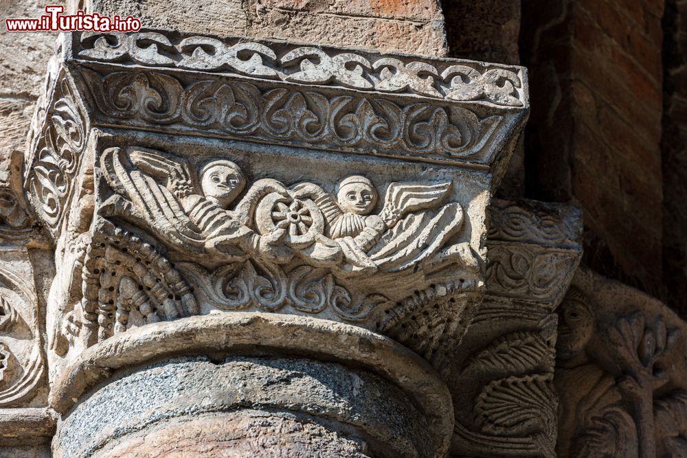 Immagine Particolare di un capitello nella anticha chiesa di Sant' Ambrogio a Milano