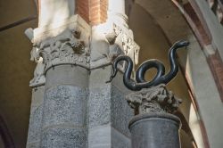 La Colonna del Serpente di Mosè nel complesso dela Basilica di Sant'Ambrogio a Milano