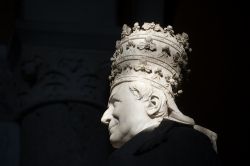 Una statua nelle penombra dentro la Chiesa di Sant'Ambrogio a Milano, Lombardia