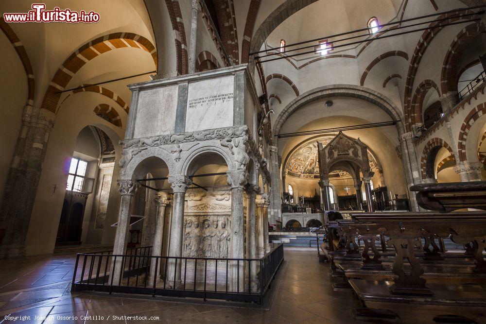 Immagine Un pulpito in marmo dentro alla Basilica di Sant'Ambrogio, l'antica chiesa di Milano - © Joaquin Ossorio Castillo / Shutterstock.com