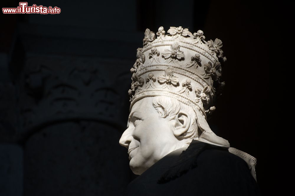 Immagine Una statua nelle penombra dentro la Chiesa di Sant'Ambrogio a Milano, Lombardia