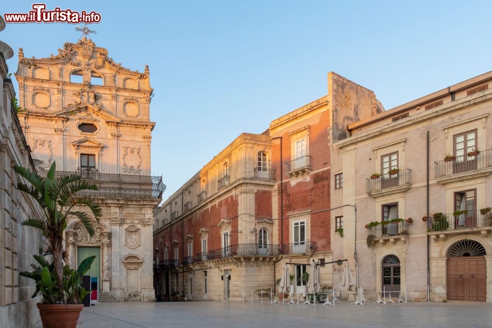 Immagine Alba sulla piazza centrale della Isola di Ortigia, il cuore storico di Siracusa in Sicilia