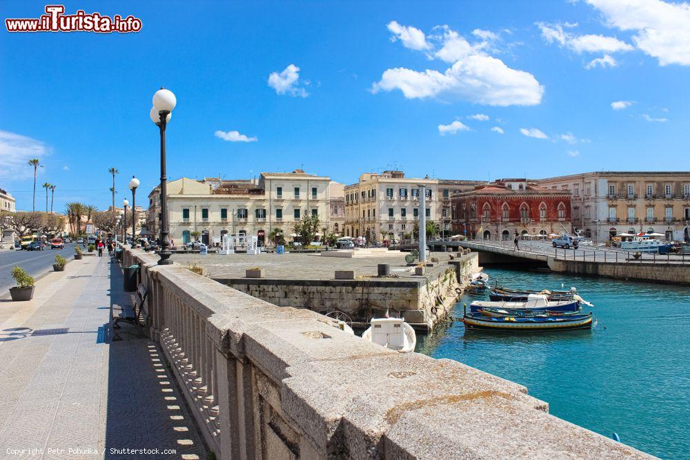 Immagine Ingresso all'Isola di Ortigia, il centro storico di Siracusa in Sicilia - © Petr Pohudka / Shutterstock.com