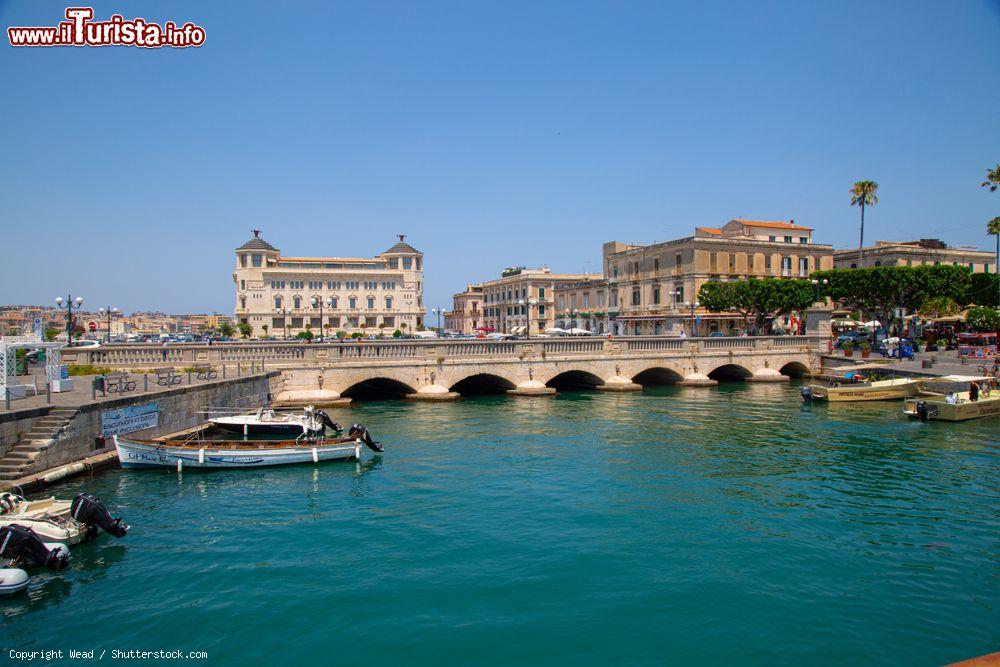 Immagine La baia e uno dei due ponti che uniscono Siracusa all'isola di Ortigia in Sicilia - © Wead / Shutterstock.com