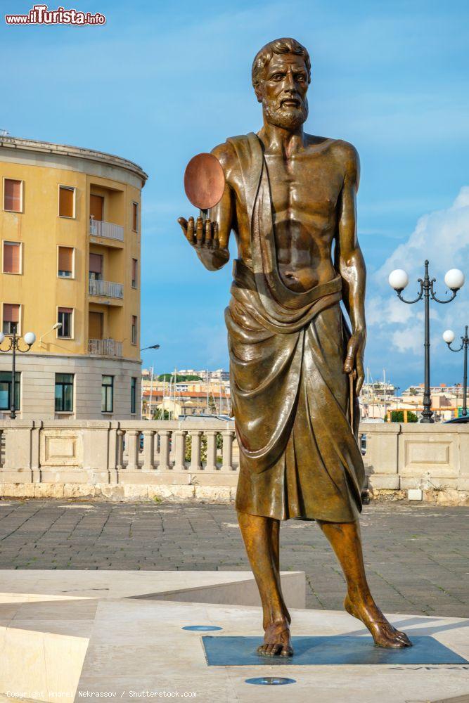 Immagine La statua in bronzo di Archimede presso i due ponti che conducono all'Isola di Ortigia a Siracusa - © Andrei Nekrassov / Shutterstock.com