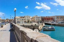 Ingresso all'Isola di Ortigia, il centro storico di Siracusa in Sicilia - © Petr Pohudka / Shutterstock.com