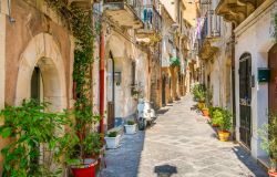Una pittoresca strada del centro storico di Siracusa: siamo sull'isola di Ortigia in Sicilia