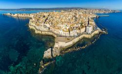 Volo aereo sull'Isola di Ortigia a Siracusa, il centro storico di orgini greche