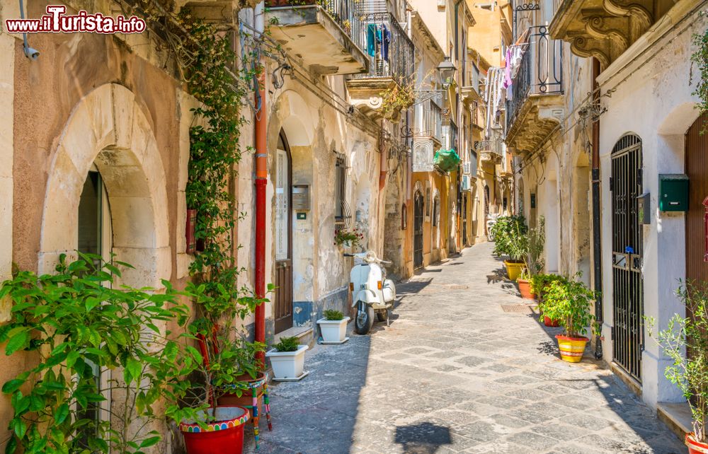 Immagine Una pittoresca strada del centro storico di Siracusa: siamo sull'isola di Ortigia in Sicilia