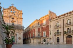 Alba sulla piazza centrale della Isola di Ortigia, il cuore storico di Siracusa in Sicilia