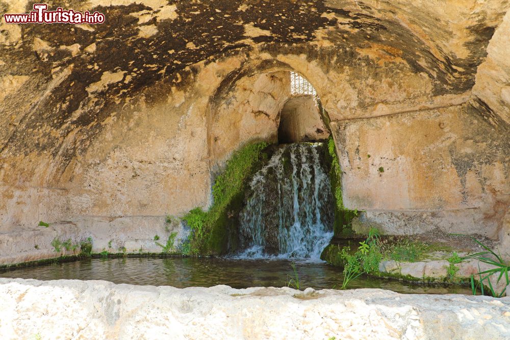 Immagine La Grotta del Ninfeo parte del Teatro di Siracusa, la costruzione greco-romana della Sicilia orientale