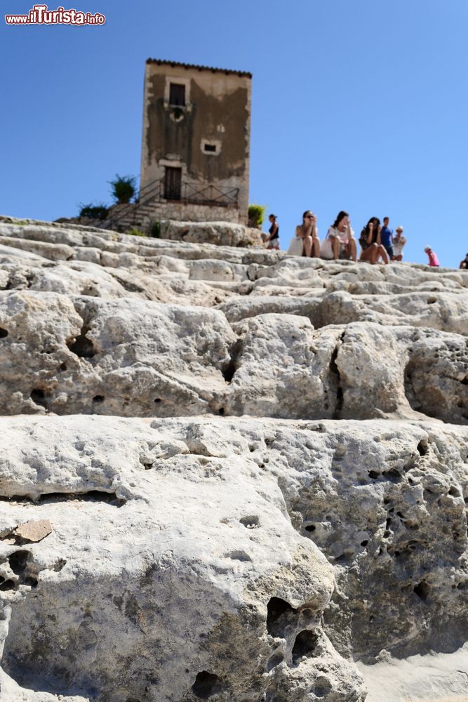 Immagine Le pietre calcaree consumate dal tempo del Teatro Greco di Siracusa in Sicilia