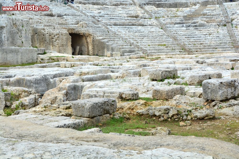 Immagine Vista dalla zona dell'orchestra del Teatro Greco di Siracusa in Sicilia