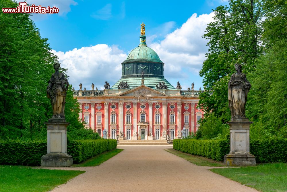 Immagine La facciata imponente del Neues Palais di Sanssouci a Potsdam in Germania