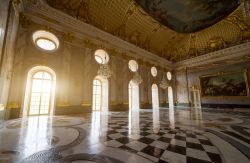 Visita alle sale del Castello di Sanssouci la residenza reale di Potsdam - © Vincenzo De Bernardo / Shutterstock.com