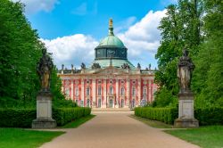 La facciata imponente del Neues Palais di Sanssouci a Potsdam in Germania