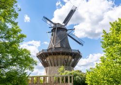 Lo storico mulino a vento in legno del parco di Sanssouci  a Potsdam, Germania