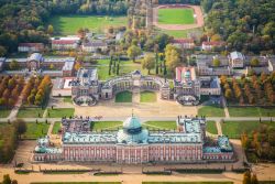 Il Palazzo Nuovo nel parco di Sanssouci visto dall'alto, Siamo a Potsdam in Germania