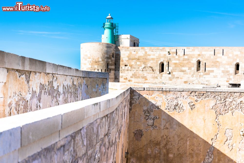 Immagine Il faro inserito nelle mura del Castello di Maniace in Sicilia, siamo a Siracusa