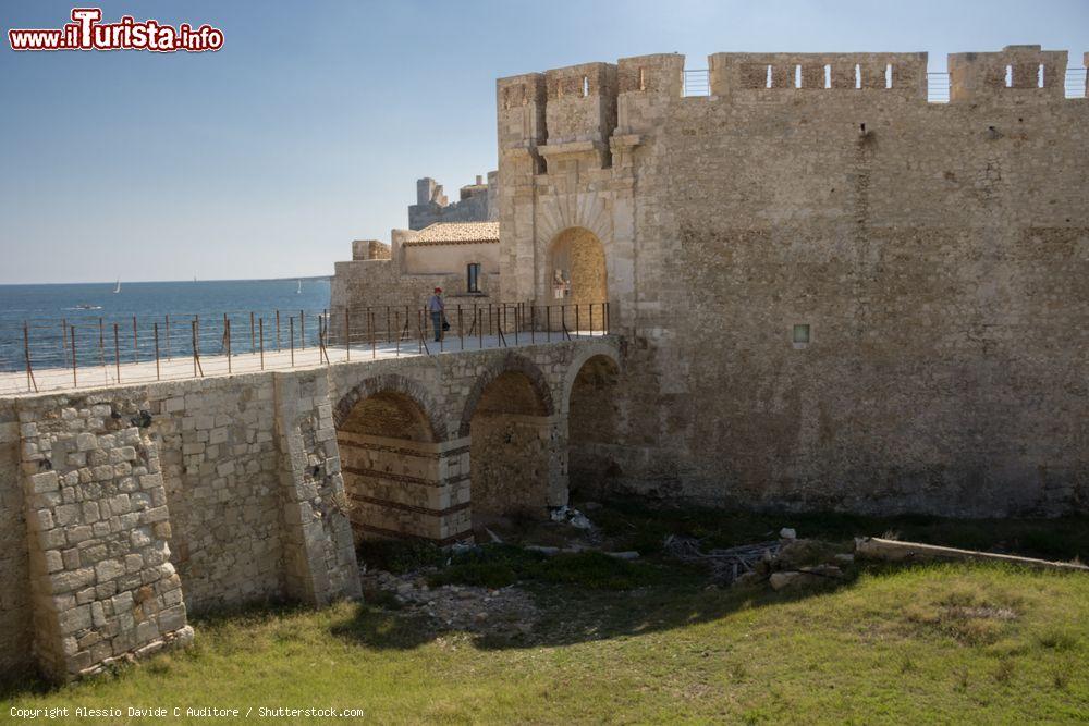 Immagine Ingresso del Castello di Maniace, la fortezza di Siracusa sull'isola di Ortigia - © Alessio Davide C Auditore / Shutterstock.com