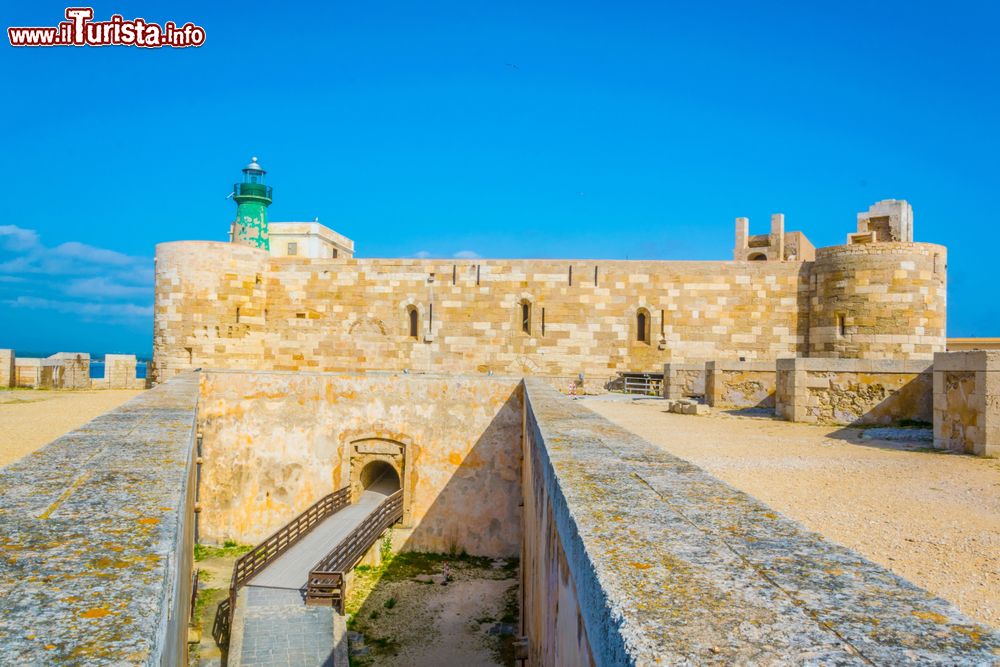 Immagine Passeggiata sulle mura del Castello di Maniace a Siracusa in Sicilia