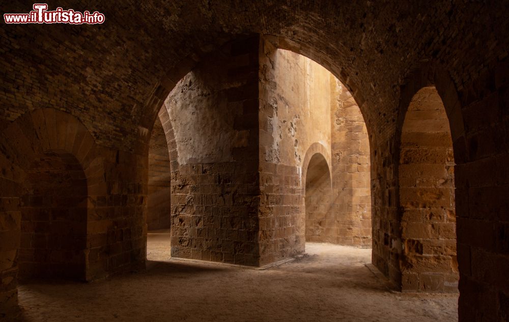 Immagine Tour nell'interno del Castello di Maniace a Siracusa, le solide pareti in pietra della fortezza