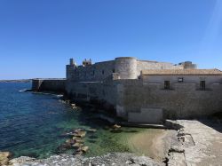 Il mare limpido che circonda il Castello di Maniace, Isola di Ortigia, Siracusa - © Iuiia K / Shutterstock.com