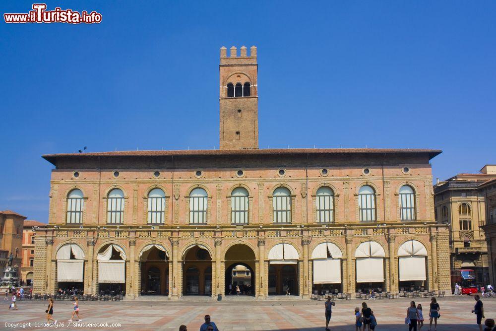 Immagine La maestosa facciata del Palazzo del Podestà sul lato nord di Piazza Maggiore a Bologna - © lindasky76 / Shutterstock.com