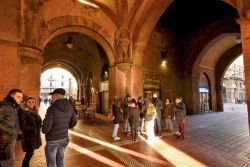 Il telefono senza fili di Bologna: il fenomeno acustico tra Palazzo del Podestà e Palazzo Re Enzo - © Massimo Parisi / Shutterstock.com