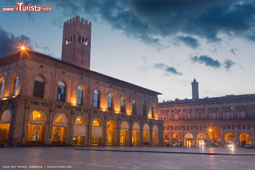 Immagine Tramonto in Piazza Maggiore a Bologna: il Palazzo del Podestà in primo piano. - © Renata Sedmakova / Shutterstock.com