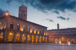 Tramonto in Piazza Maggiore a Bologna: il Palazzo del Podestà in primo piano. - © Renata Sedmakova / Shutterstock.com