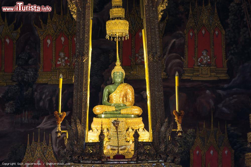 Immagine Il Buddha di Smeraldo dentro al tempio di Wat Phra Kaeo presso il Palazzo Reale di Bangkok in Thailandia - © Golf_chalermchai / Shutterstock.com