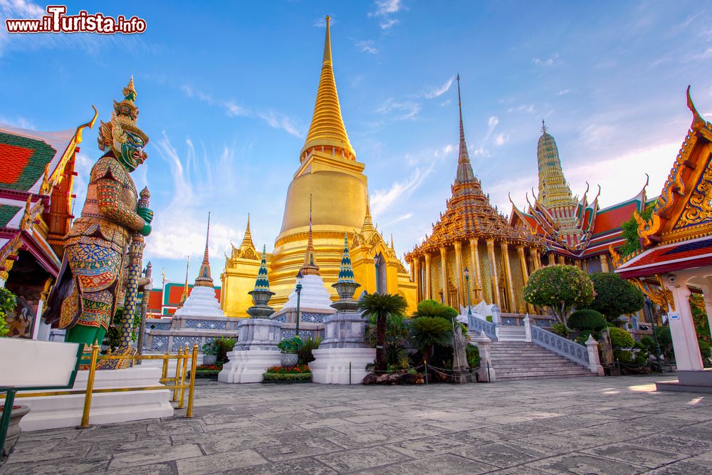 Immagine Il tempio antico di Wat Phra Kaew a Bangkok in Thailandia, fa parte del complesso del Grande Palazzo Reale.