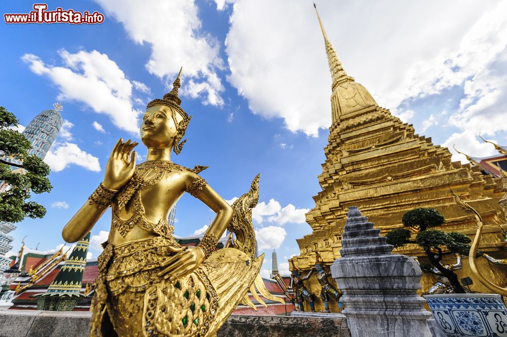 Immagine Ki-nara al Grand Palace di Bangkok, Thailandia. Rifiniture dorate per la statua mitologica metà uomo e metà uccello e la pagoda del Grande Palazzo Reale.