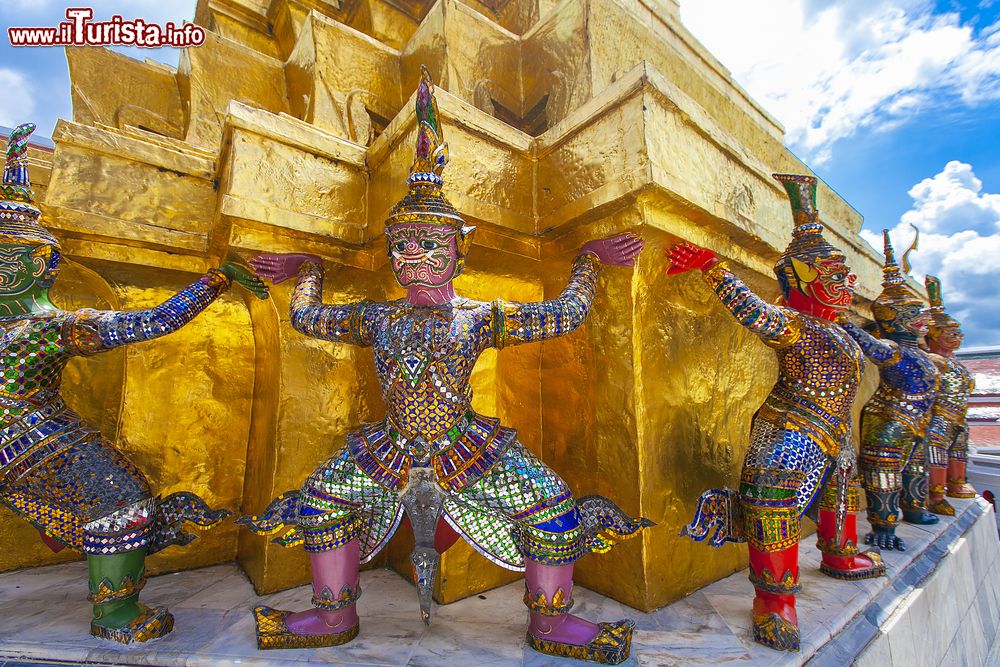 Immagine Le statue colorate dei Giganti al Grand Palace di Bangkok, Thailandia.