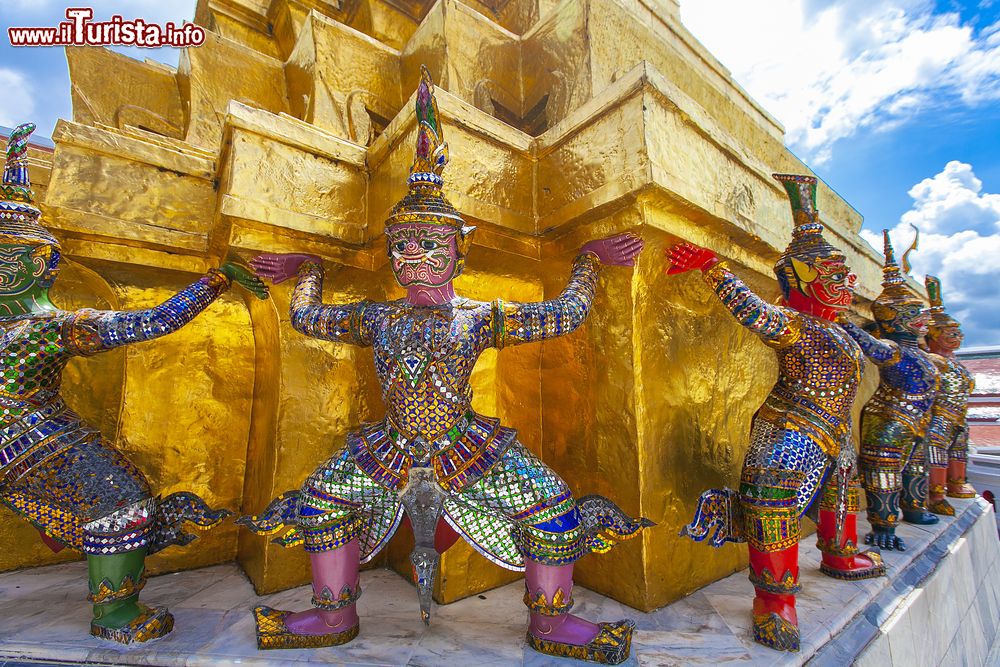 Immagine Le statue colorate dei Giganti al Grand Palace di Bangkok, Thailandia.