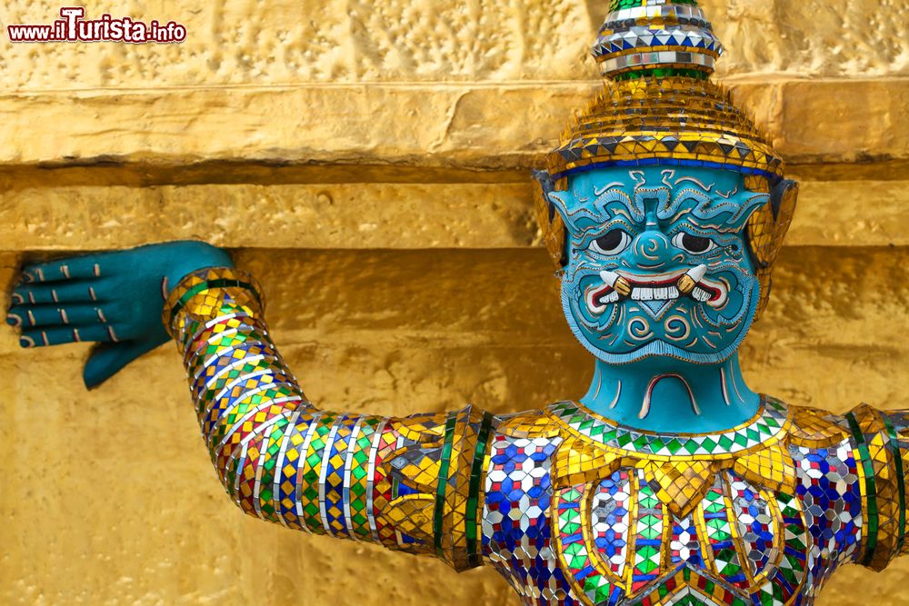 Immagine Particolare del Buddha Gigante al Grande Palazzo Reale di Bangkok, Thailandia.