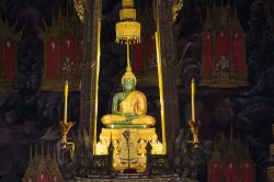 Il Buddha di Smeraldo dentro al tempio di Wat Phra Kaeo presso il Palazzo Reale di Bangkok in Thailandia - © Golf_chalermchai / Shutterstock.com