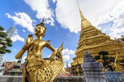 Ki-nara al Grand Palace di Bangkok, Thailandia. Rifiniture dorate per la statua mitologica metà uomo e metà uccello e la pagoda del Grande Palazzo Reale.
