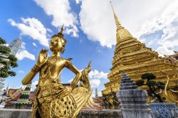 Ki-nara al Grand Palace di Bangkok, Thailandia. Rifiniture dorate per la statua mitologica metà uomo e metà uccello e la pagoda del Grande Palazzo Reale.
