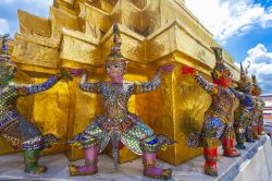 Le statue colorate dei Giganti al Grand Palace di Bangkok, Thailandia.
