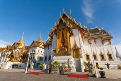 Veduta del Grande Palazzo Reale di Bangkok, Thailandia, in una bella giornata di sole. La costruzione di questo maestoso complesso di edifici cominciò nel 1782 all'epoca del regno ...