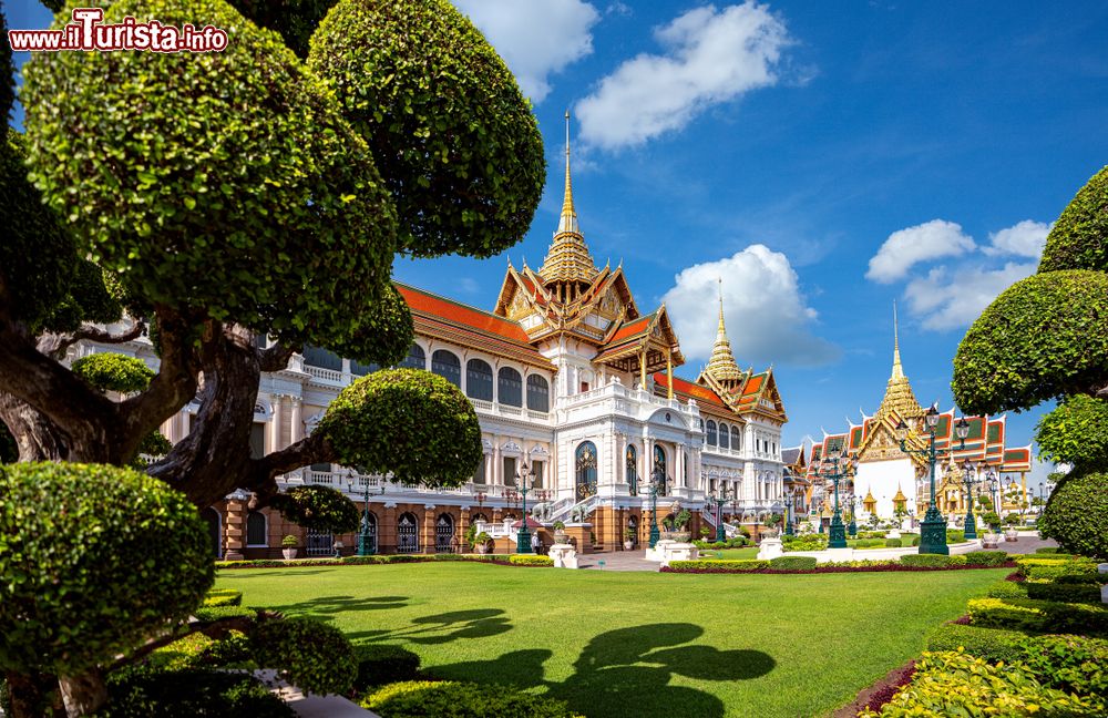 Immagine Scorcio del Grande Palazzo Reale e del Tempio del Buddha di Smeraldo a Bangkok, Thailandia.