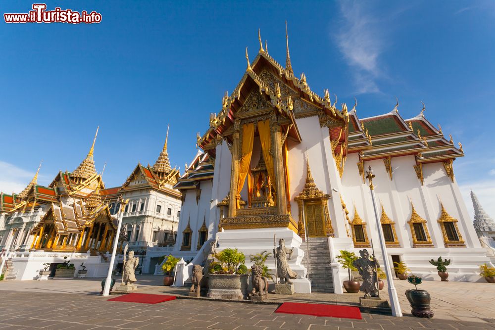 Immagine Veduta del Grande Palazzo Reale di Bangkok, Thailandia, in una bella giornata di sole. La costruzione di questo maestoso complesso di edifici cominciò nel 1782 all'epoca del regno di Rama I°.