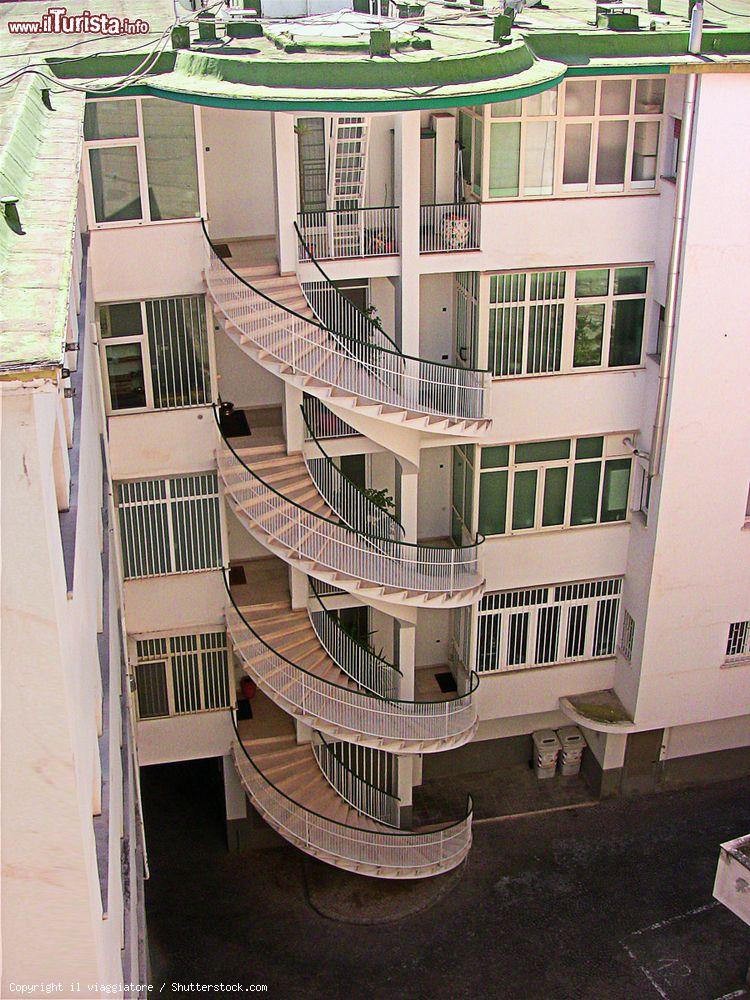 Immagine Architetture particolari sulla VIa Catullo a Napoli, quartiere di Posillipo - © il viaggiatore / Shutterstock.com